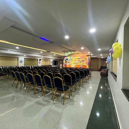 Varada Nagavali Hotel Srikakulam Extérieur photo