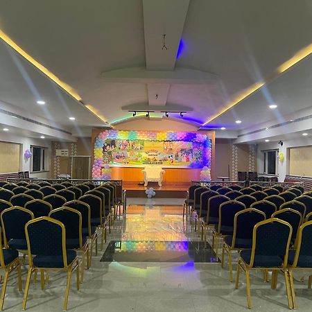 Varada Nagavali Hotel Srikakulam Extérieur photo