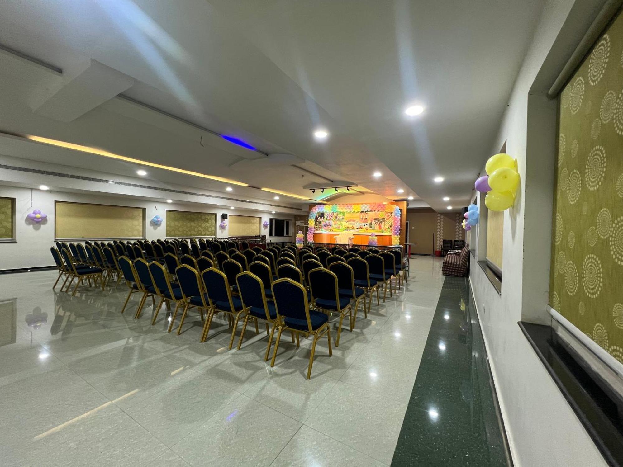 Varada Nagavali Hotel Srikakulam Extérieur photo
