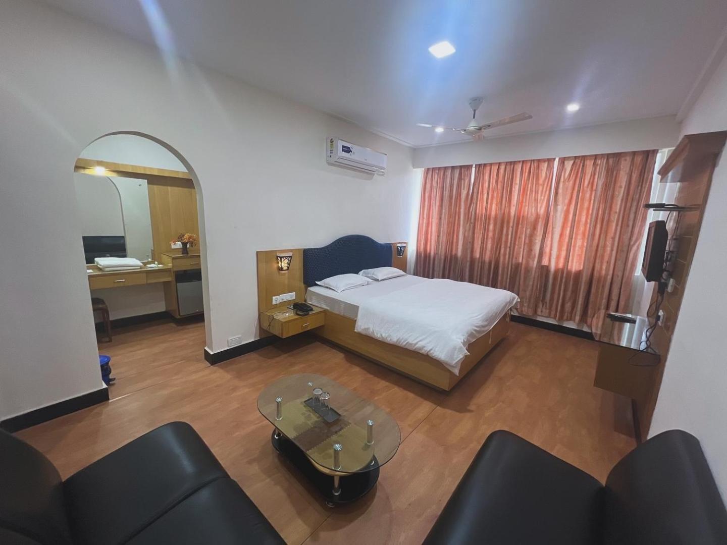Varada Nagavali Hotel Srikakulam Extérieur photo