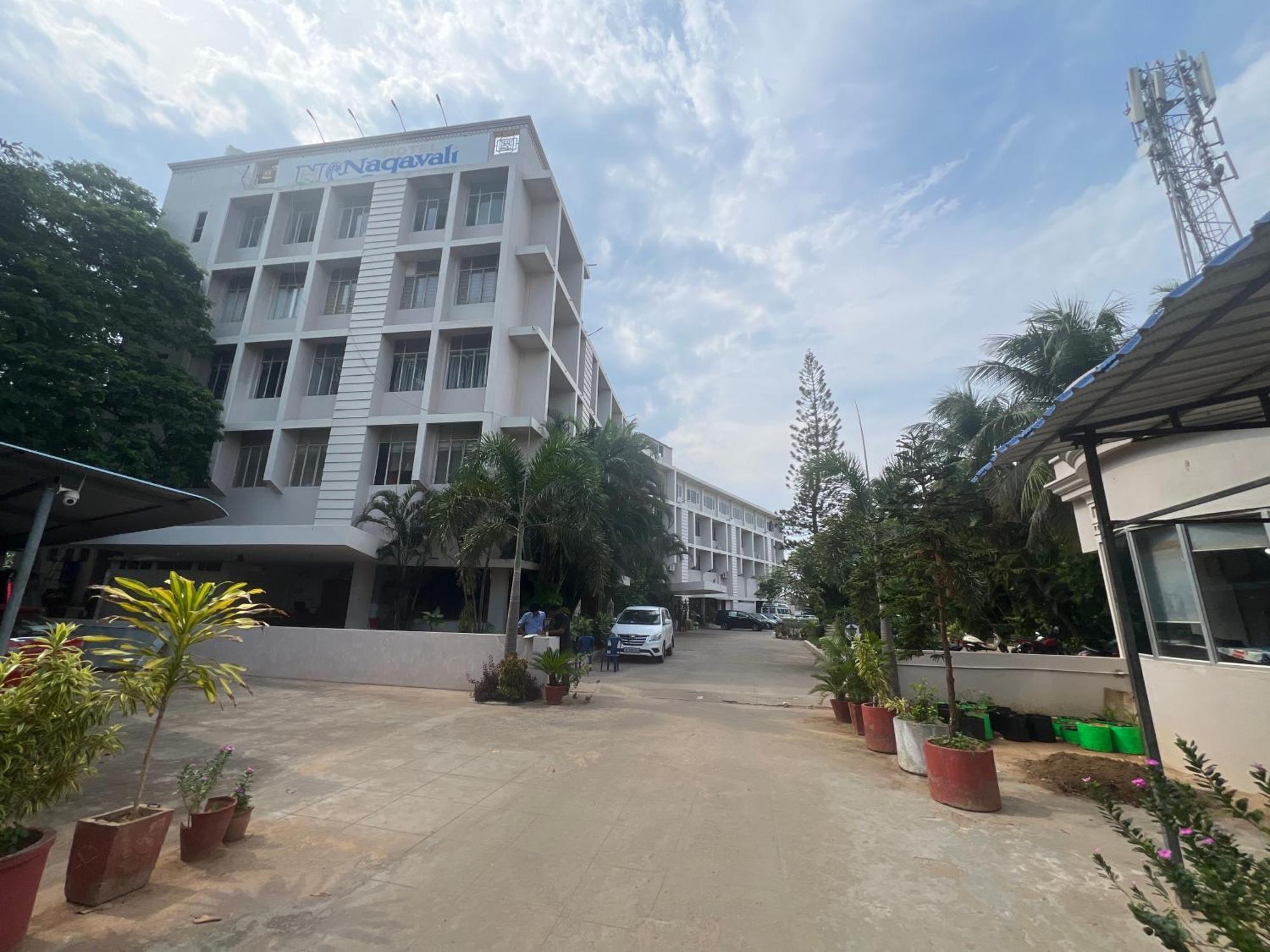 Varada Nagavali Hotel Srikakulam Extérieur photo