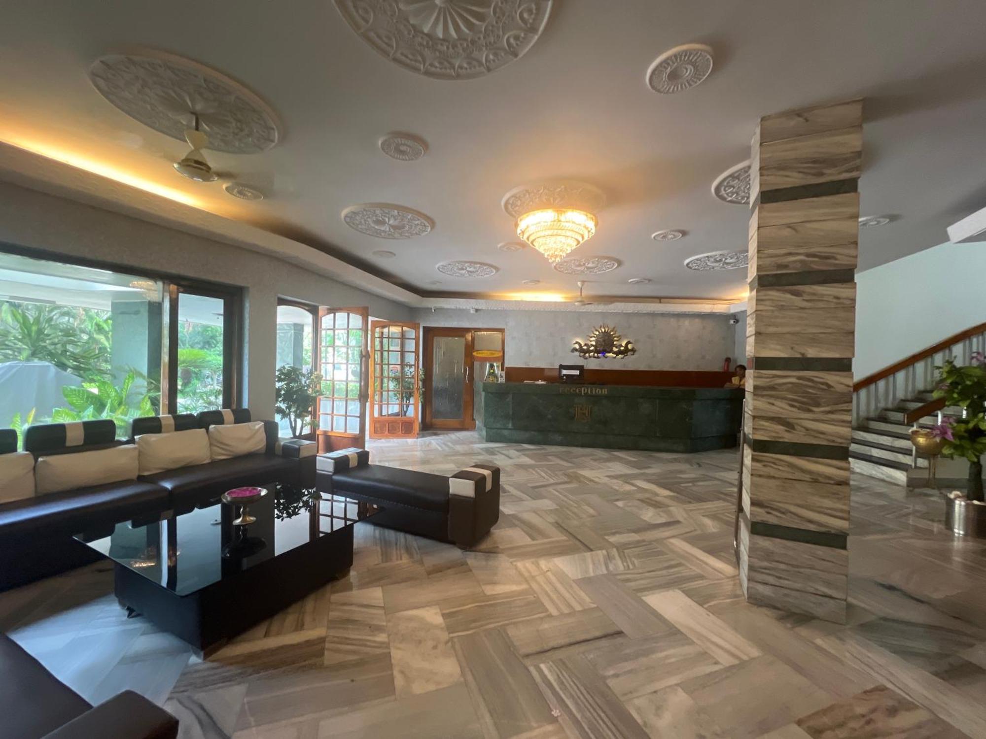Varada Nagavali Hotel Srikakulam Extérieur photo
